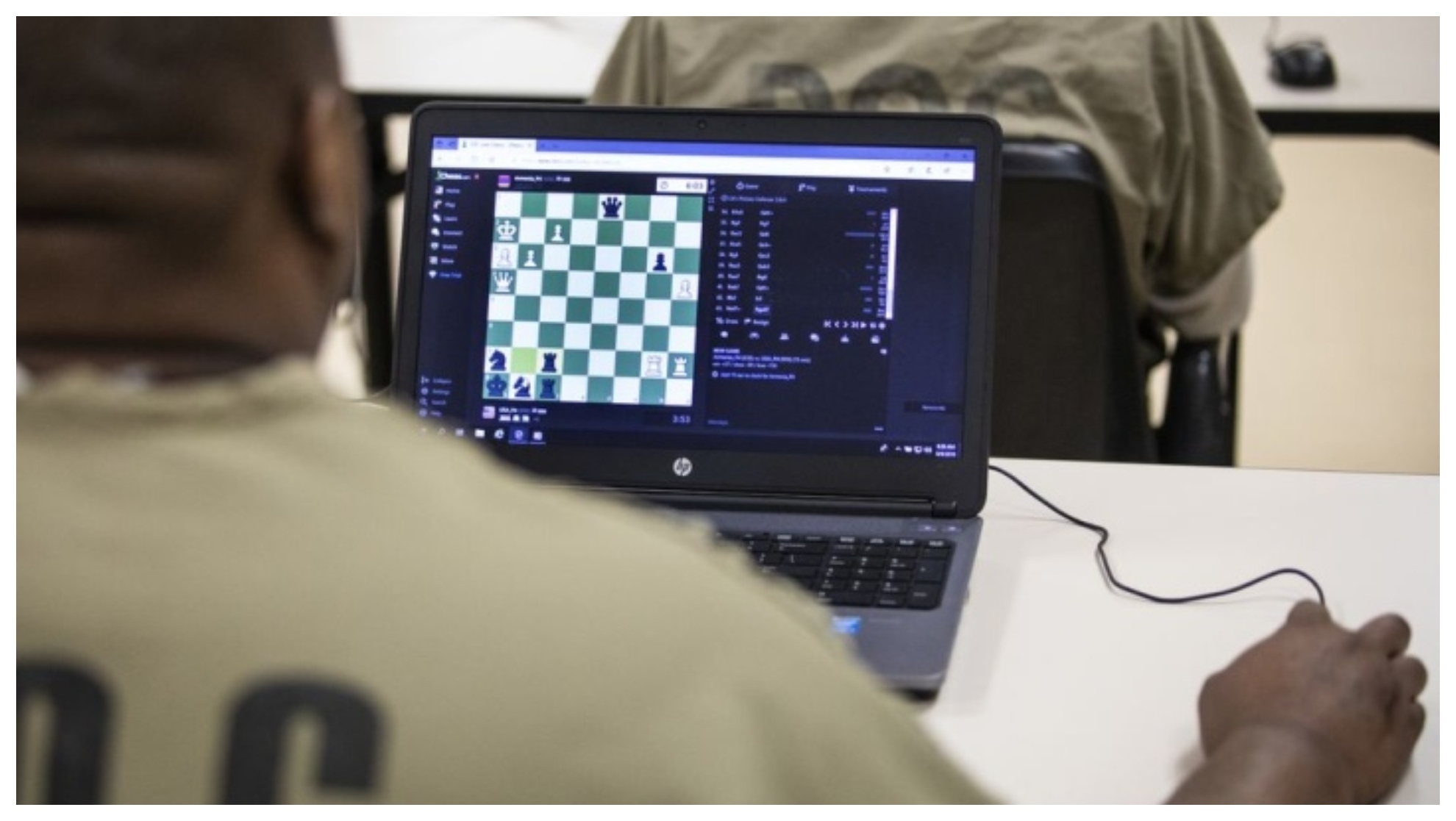 Reclusos juegan en un ordenador al ajedrez.