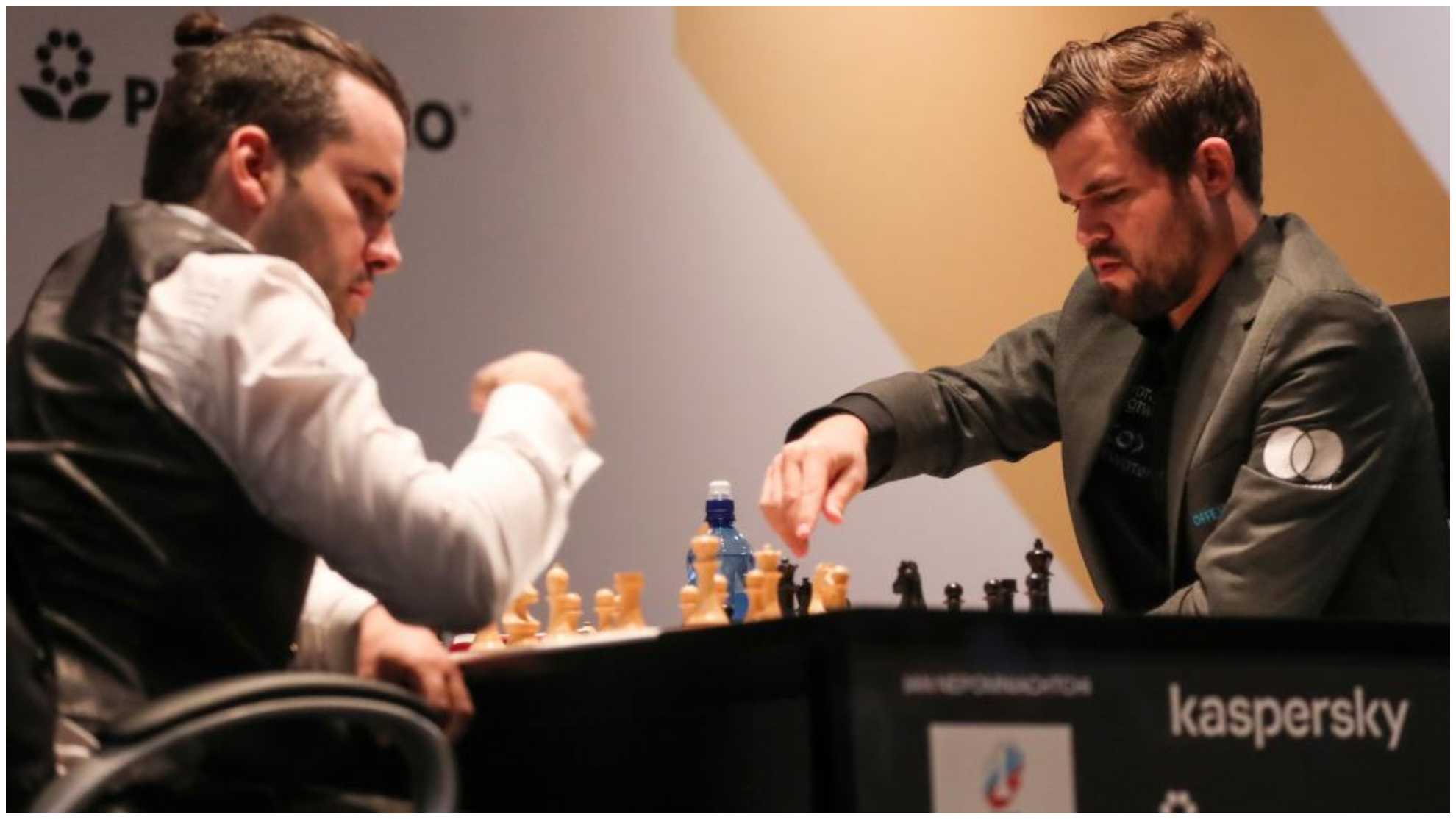 Carlsen y Nepomniachtchi, durante la primera partida del Mundial.