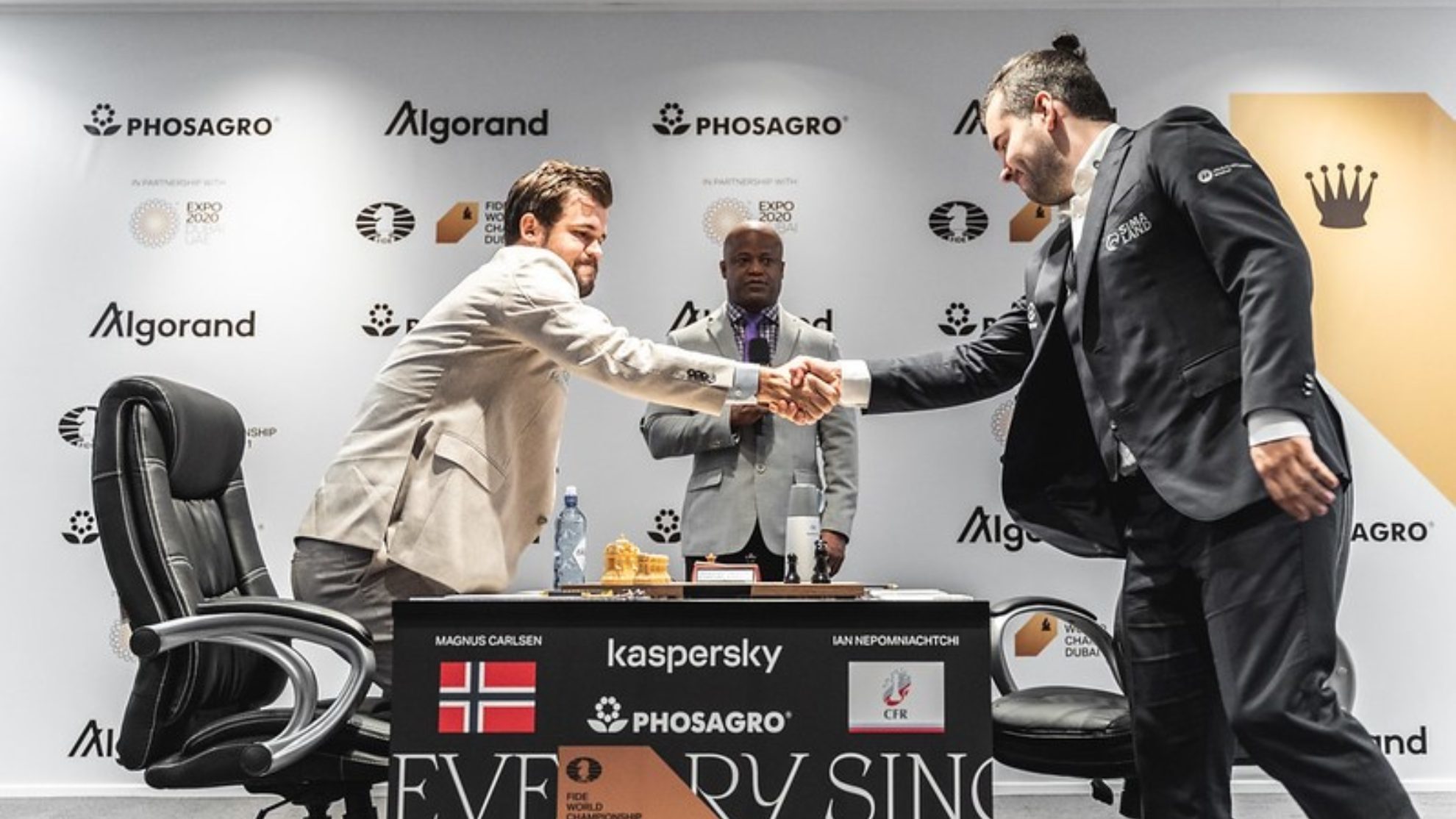 Magnus Carlsen e Ian Nepomniachtchi.
