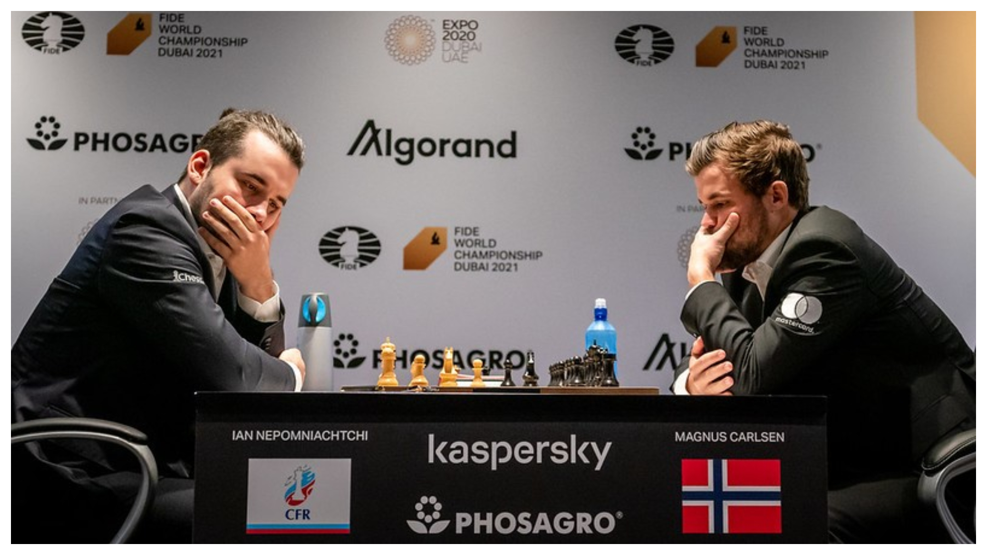 Magnus Carlsen y el ruso Ian Nepomniachtchi durante la tercera partida del Campeonato del Mundo.