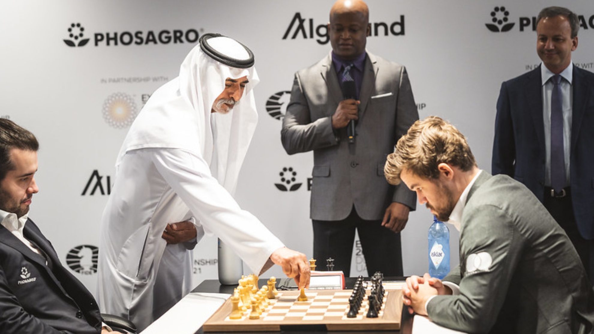 Nepo y Carlsen en la quinta partida del Mundial de ajedrez.