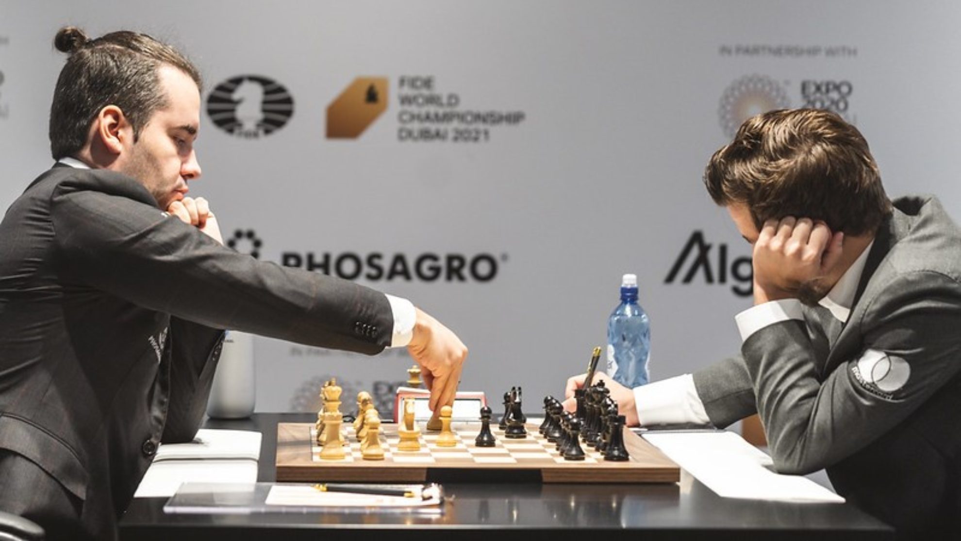 Nepomniachtchi y Carlsen, en la séptima partida del Mundial.