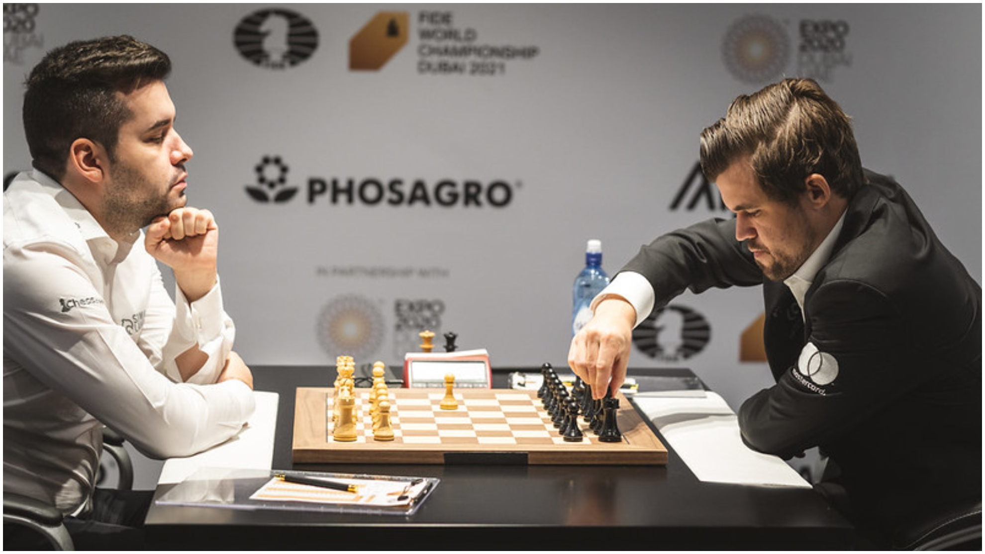 Ian Nepomniachtchi y Magnus Carlsen, durante la partida.