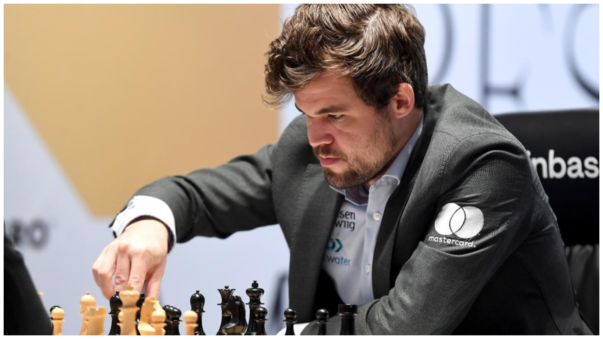 Magnus Carlsen, durante la undécima partida ante Nepomniachtchi.