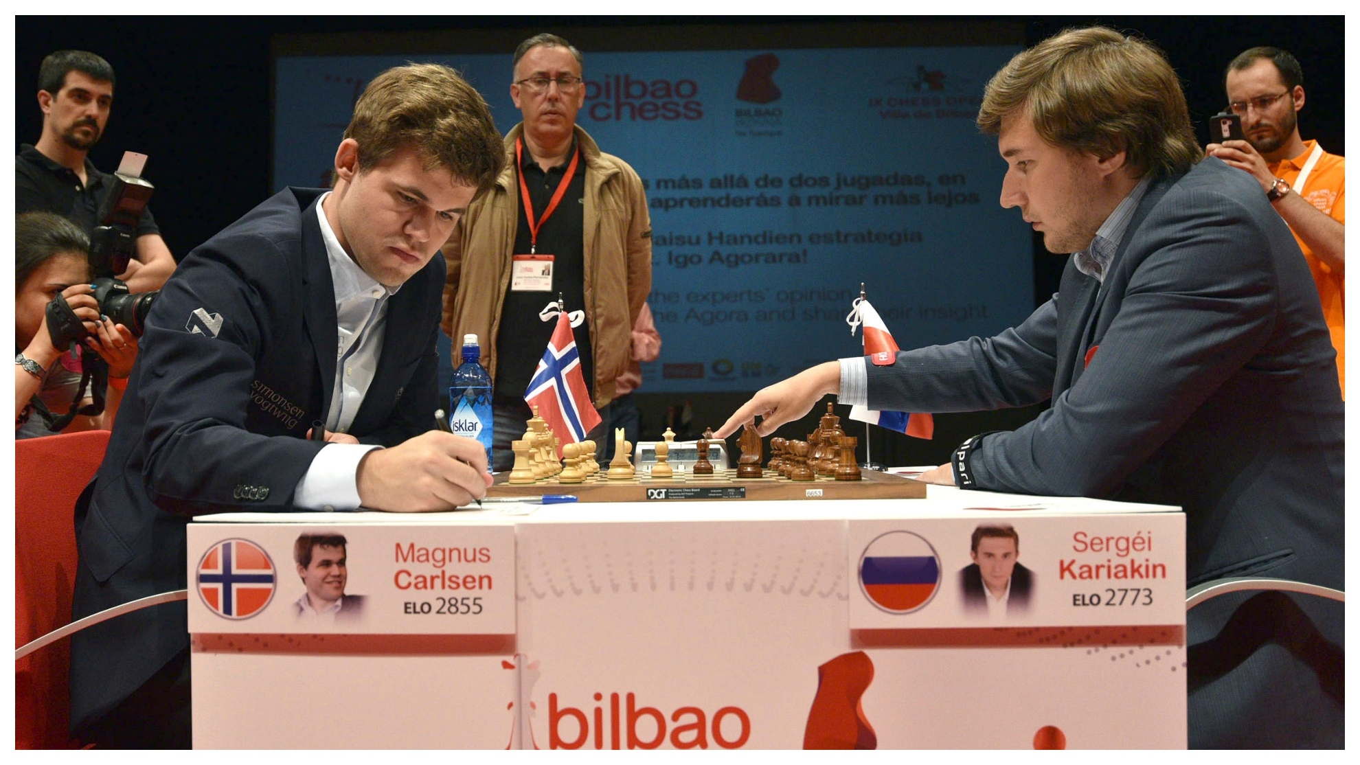 Magnus Carlsen y Sergey Karjakin durante una partida en el Bilbao Chess Masters 2016.