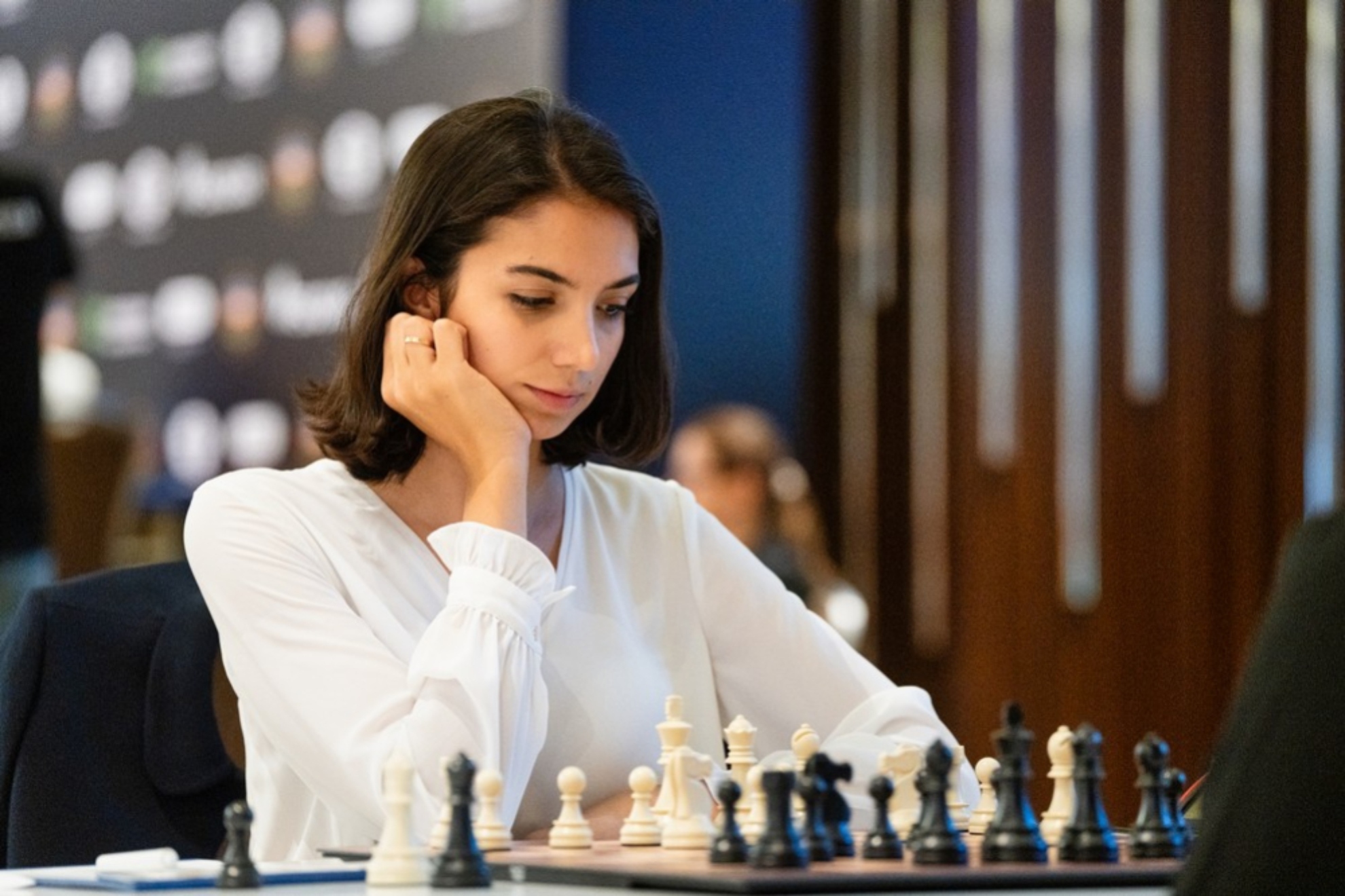 La española Sara Khadem piensa el siguiente movimiento en su partida de ajedrez