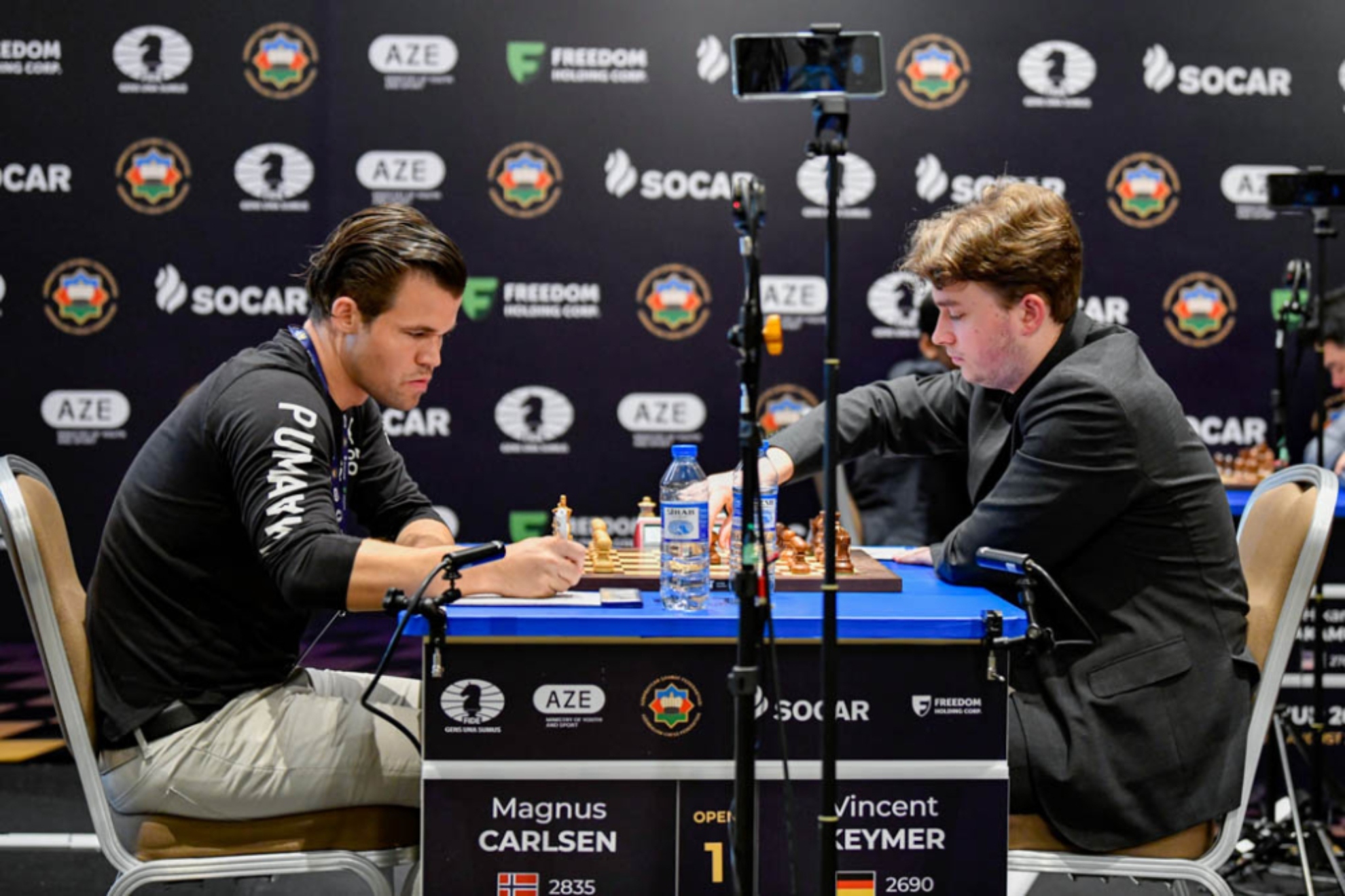 Keymer realiza un movimiento durante su duelo contra Carlsen en la Copa del Mundo de Bakú