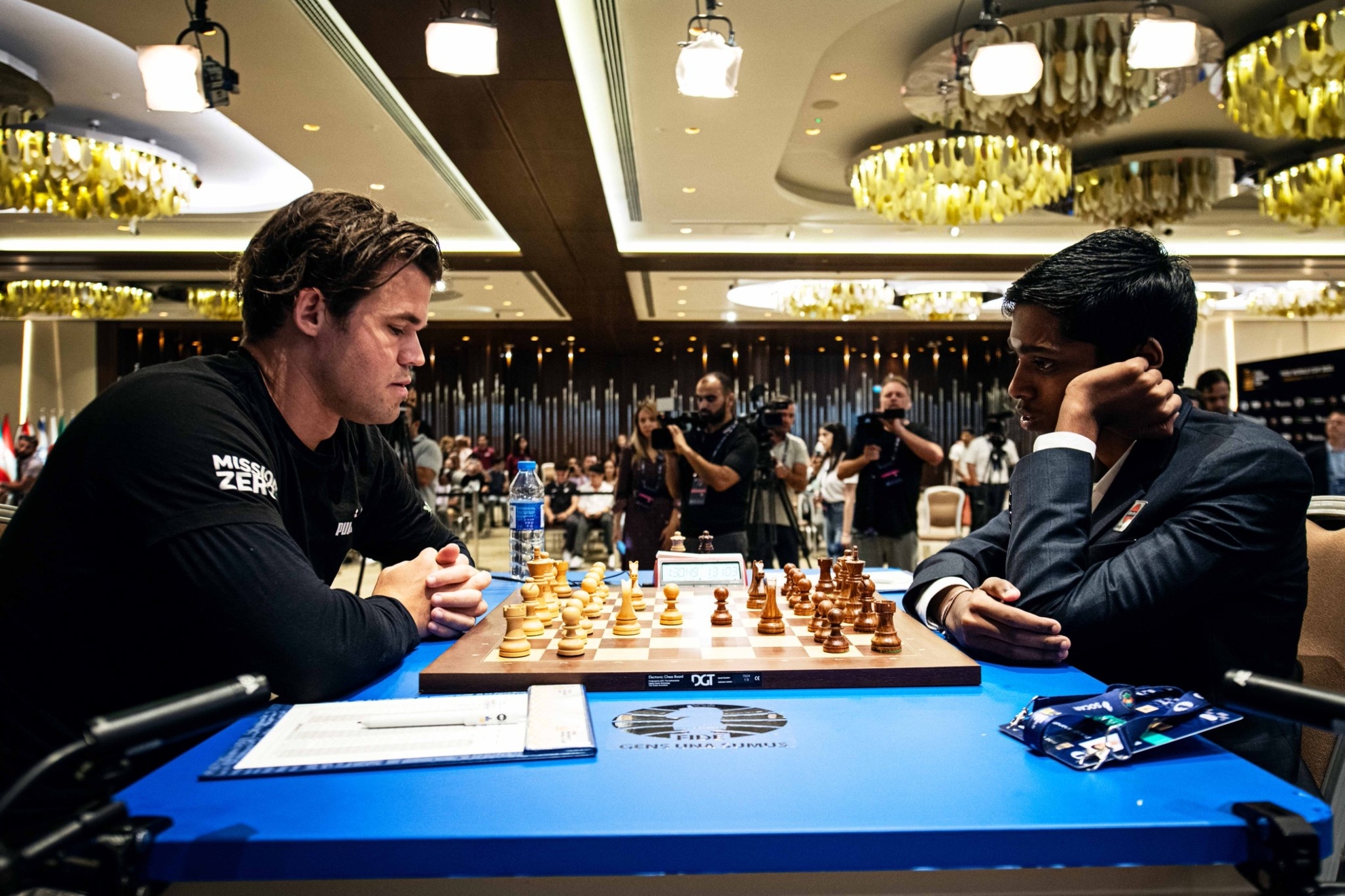 Carlsen y Pra meditan el próximo movimiento durante la disputa de la Copa del Mundo en Bakú