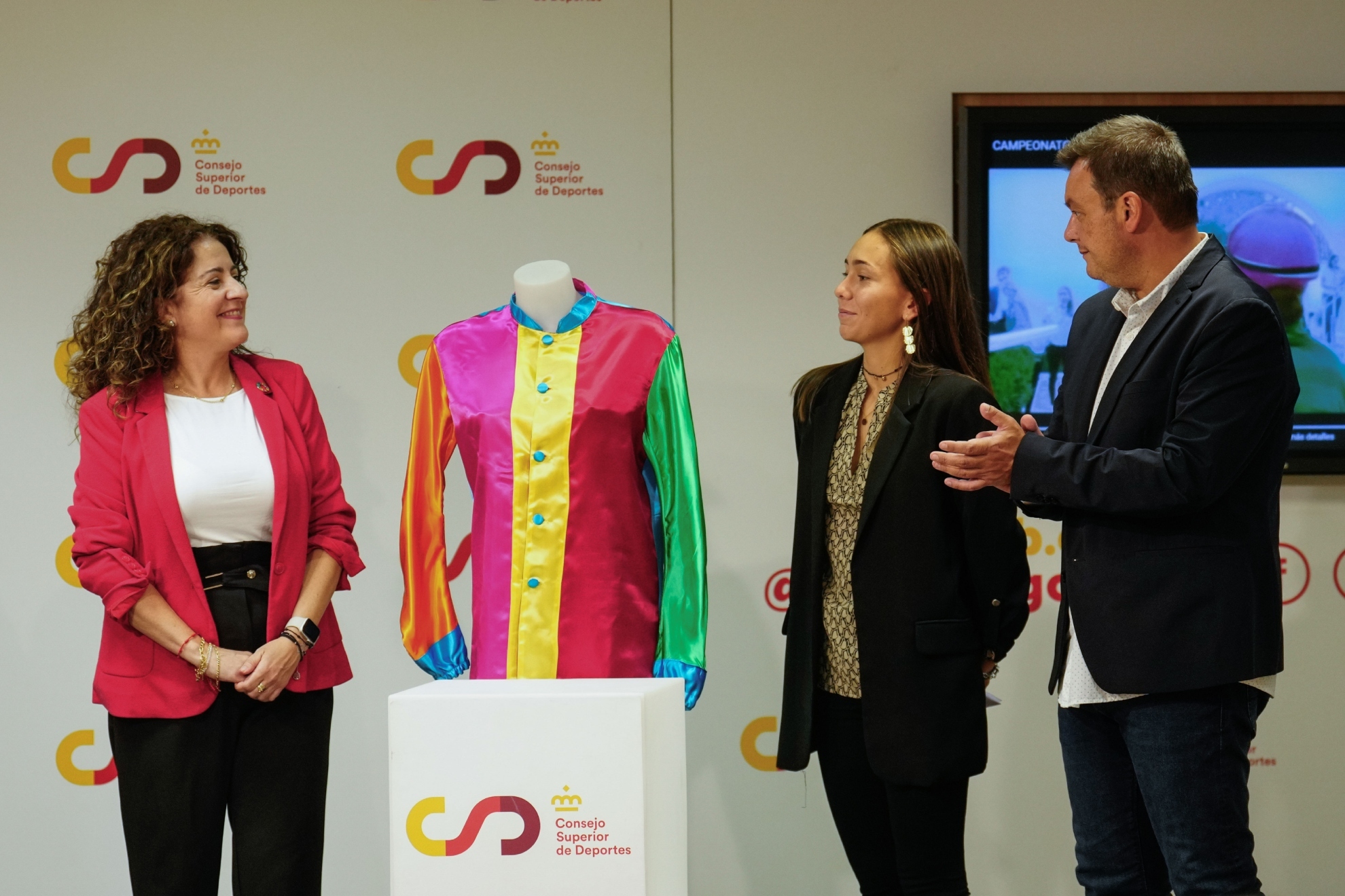 Maritcha Ruíz Mateos, Victoria Alonso y Víctor Francos, con la chaquetilla diseñada por Agatha Ruiz de la Prada que se enfundarán las tres ganadoras.
