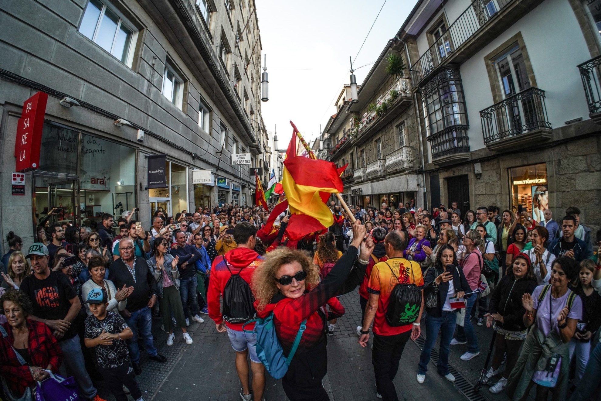 El equipo español durante el desfile por las calles de Pontevedra.