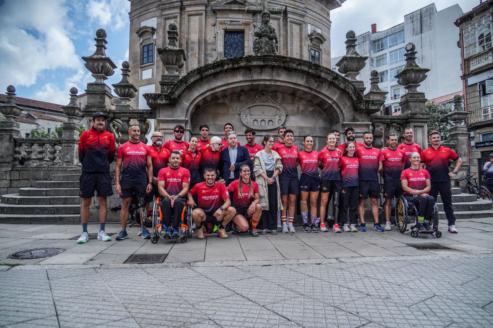 El equipo español que va a participar en la Gran Final de las Series Mundiales de triatlón posa en Pontevedra.