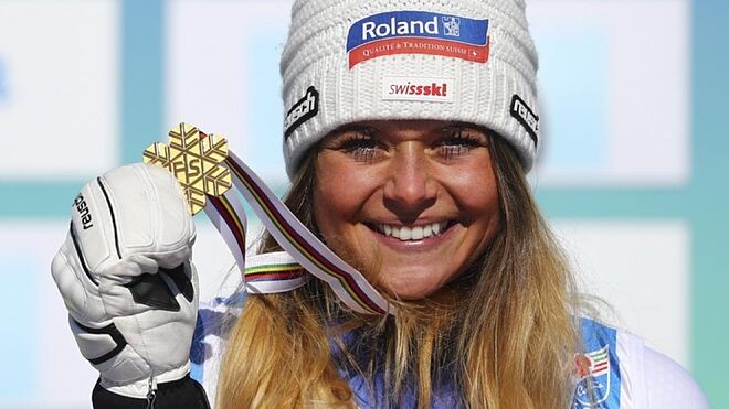 La suiza Corinne Suter posa con la medalla de oro en descenso.
