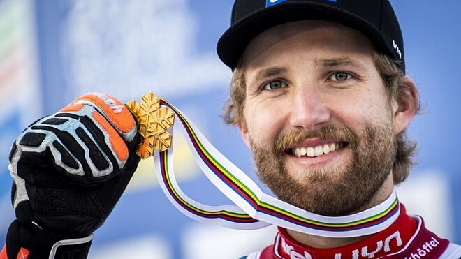Marco Schwarz posa con su medalla de oro en la combinada de Cortina d'Ampezzo.