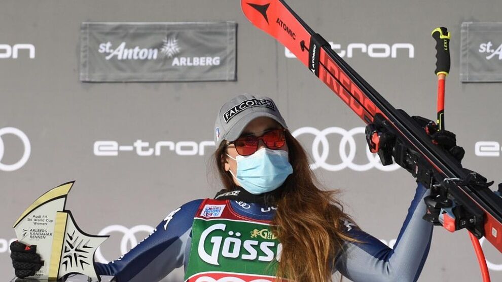 Sofia Goggia, en el podio de la prueba de descenso de la Copa del Mundo en St. Anton am Arlberg