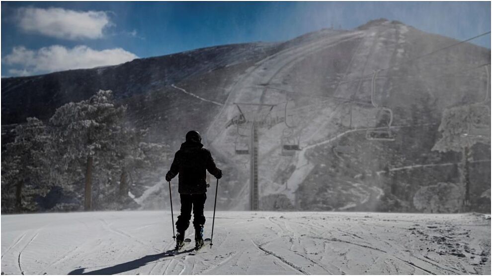 Un esquiador en Navacerrada.