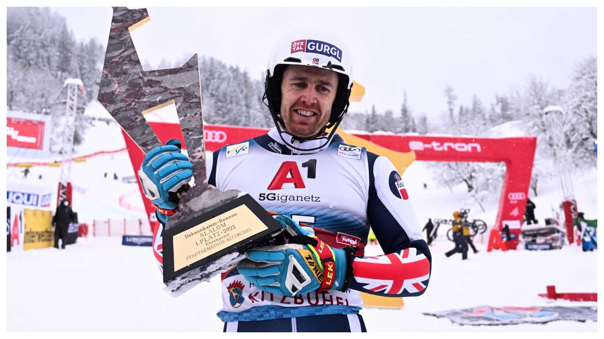 Dave Ryding, con el trofeo tras ganar en Kitzbühel (Austria)