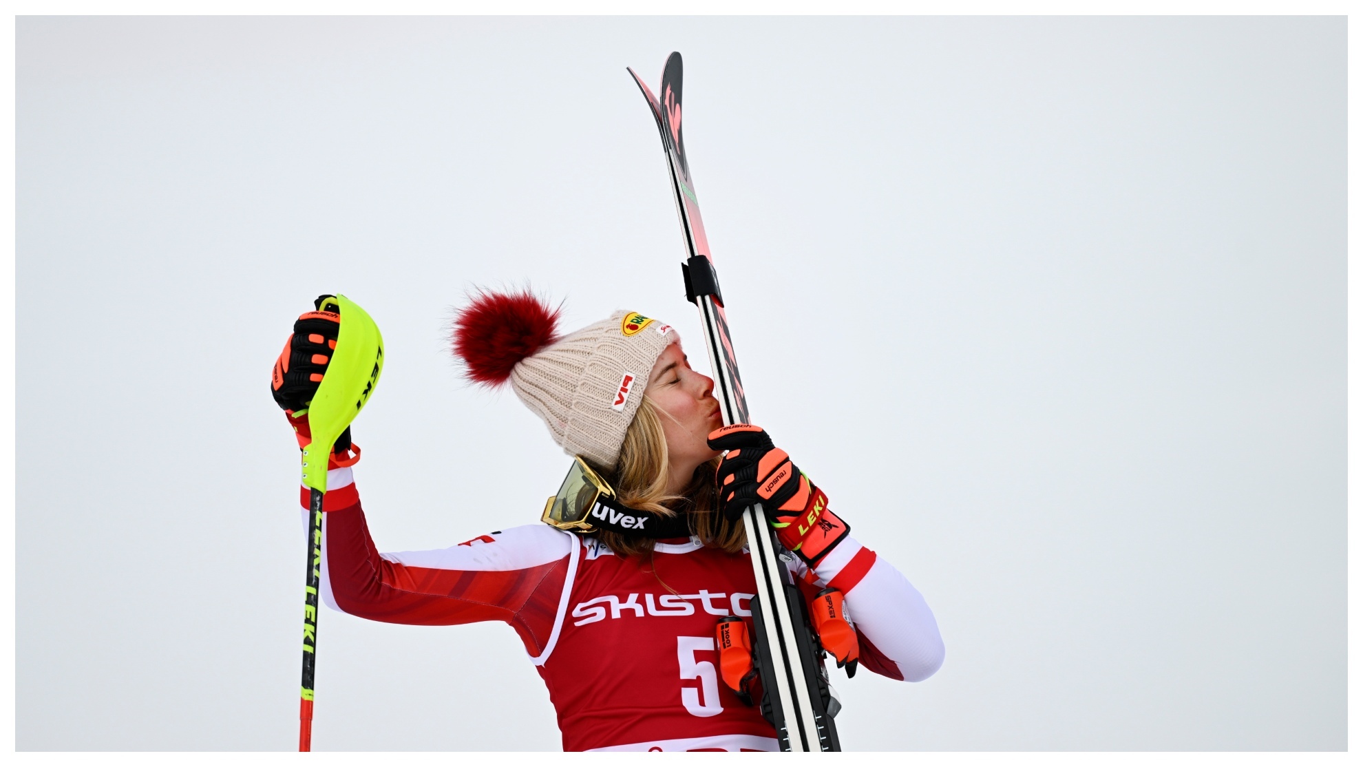 Liensberger besa el esquí tras ganar en Are