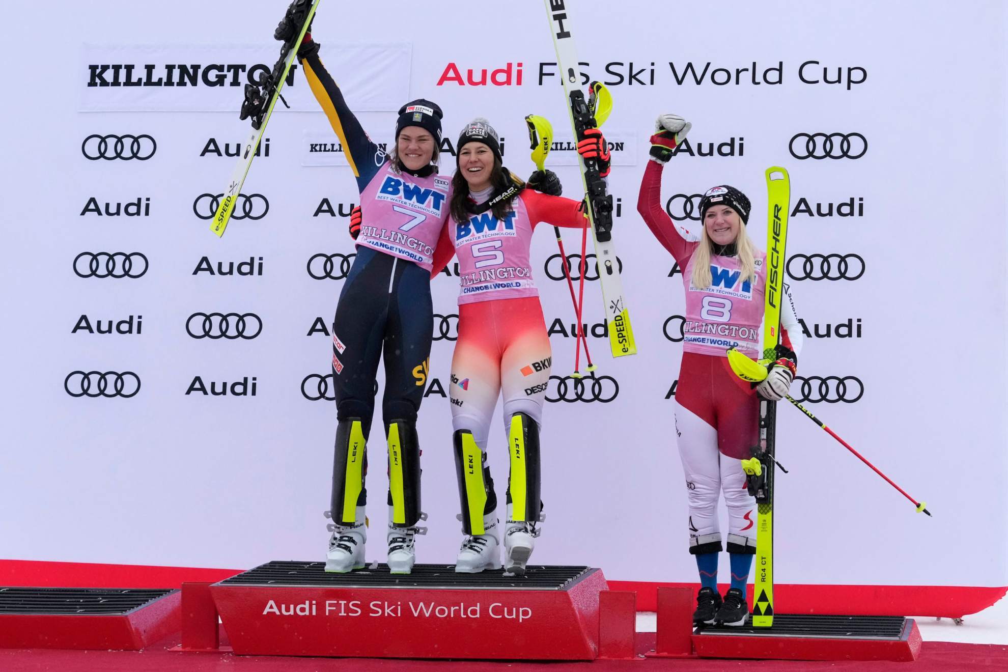 La suiza Wendy Holdener y la sueca Anna Swenn-Larsson comparten la victoria en el podio del eslalon de Killington.