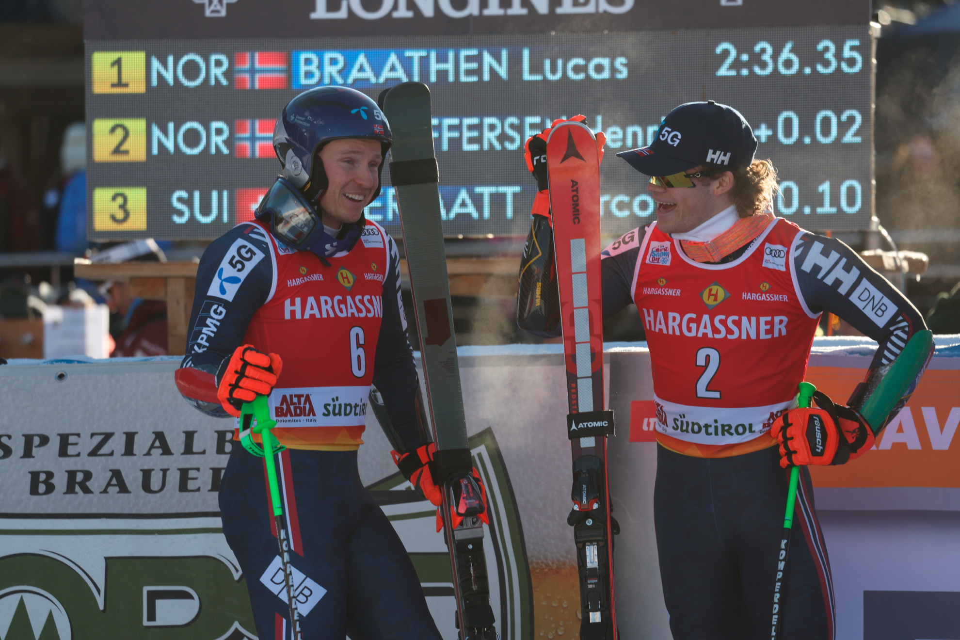 Los noruegos Lucas Braathen, a la derecha, y Henrik Kristoffersen, primero y segundo en el gigante de Alta Badia.