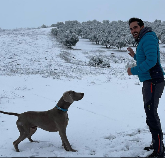 Alberto Contador, de paseo con el perro por la nieve