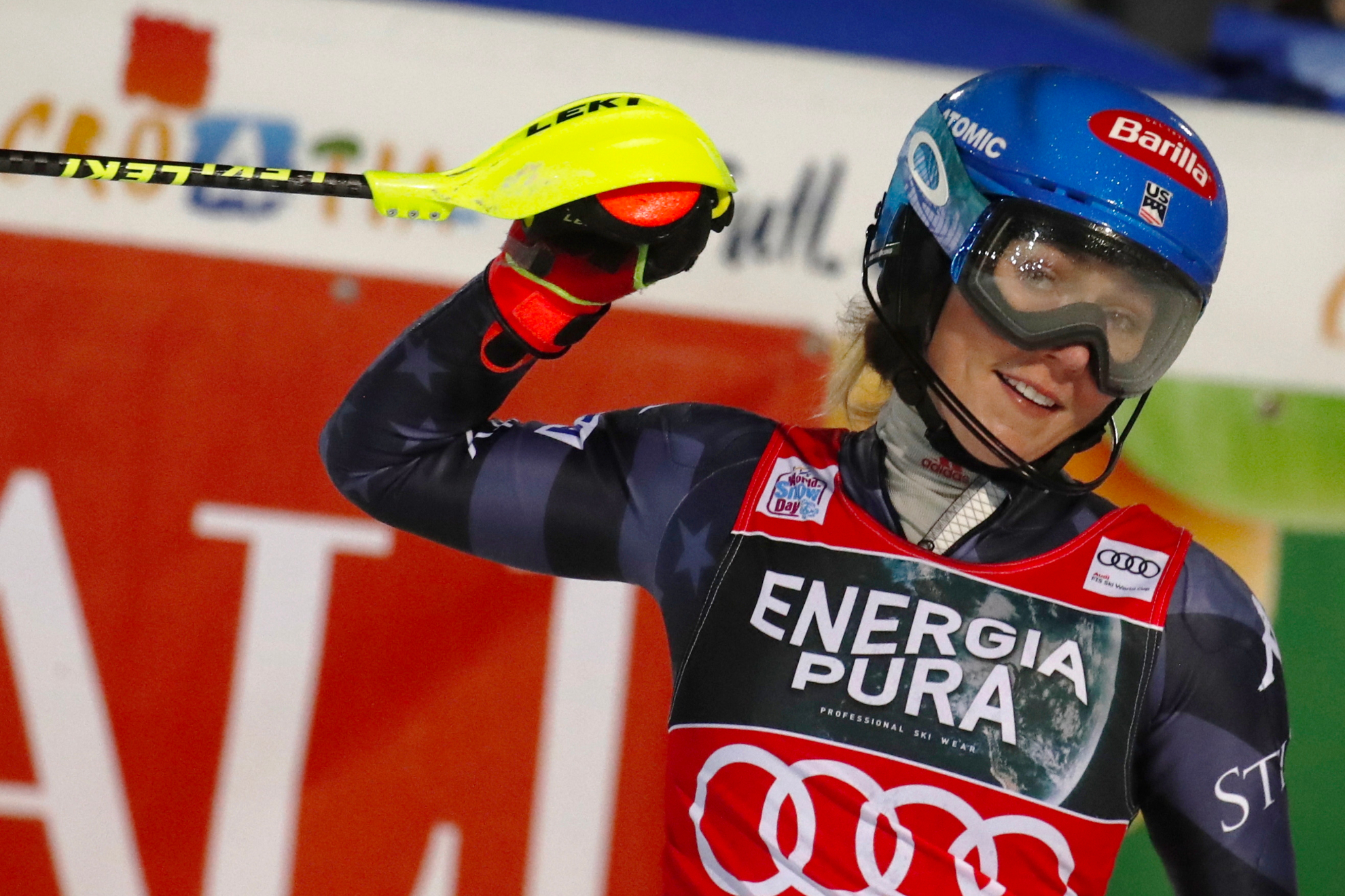 Mikaela Shiffrin celebra su victoria en el slalom de Zagreb de la Copa del Mundo de esquí alpino.