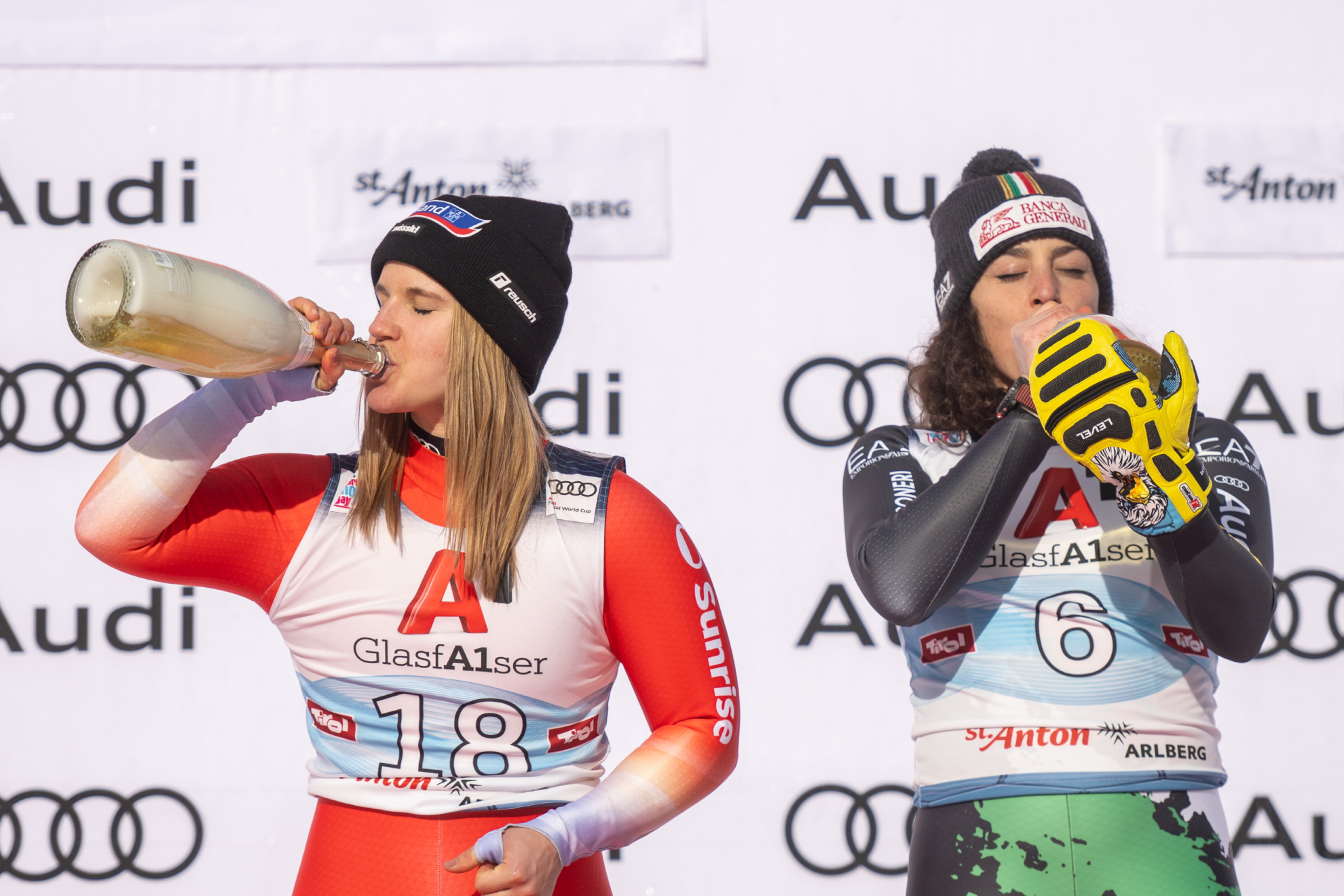 Federica Brignone, a la derecha, y Joana Haehlen celebran en el podio su primer y segundo puesto en el supergigante de St. Anton.