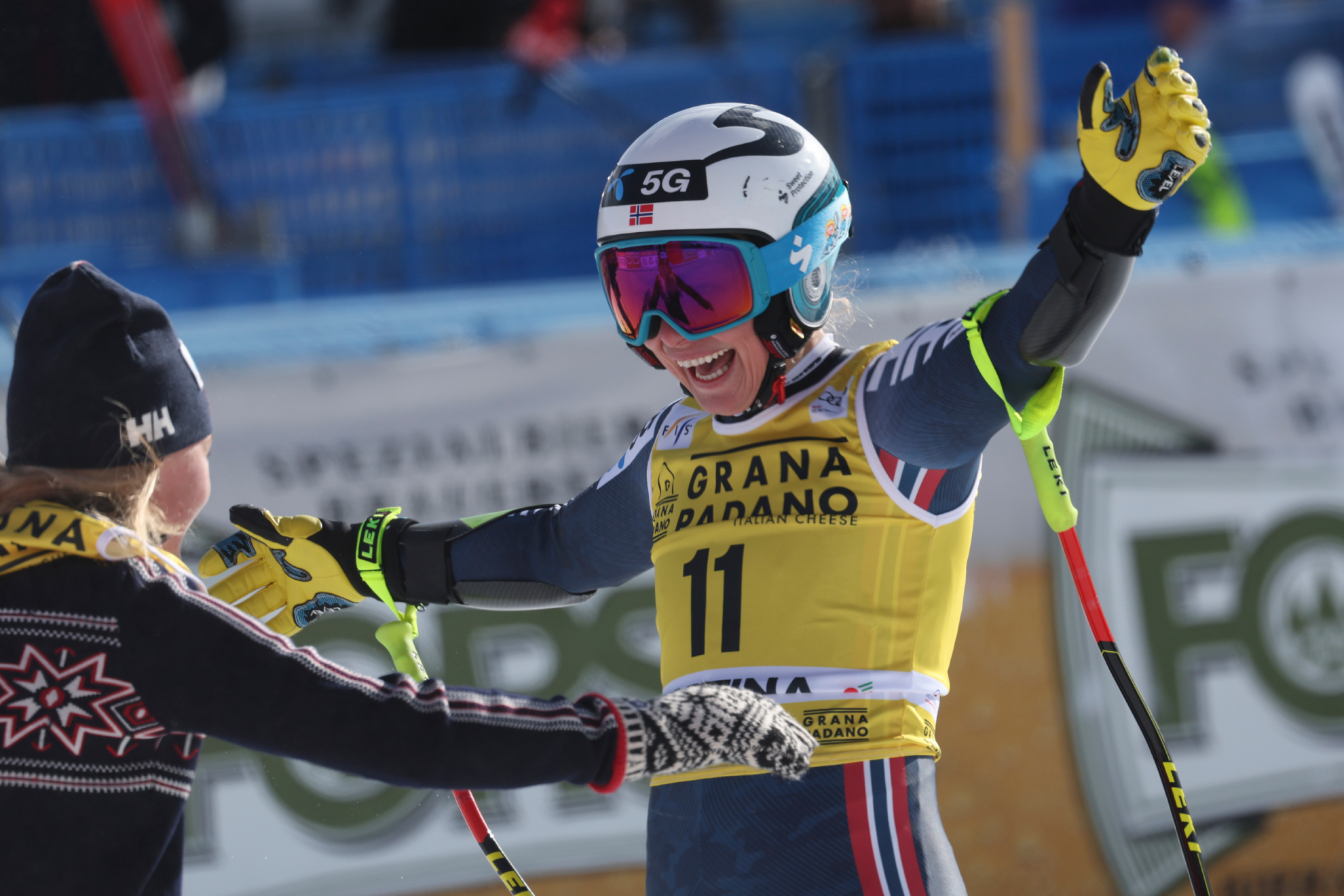 La noruega Ragnhild Mowinckel celebra su victoria en el supergigante de Cortina d'Ampezzo.
