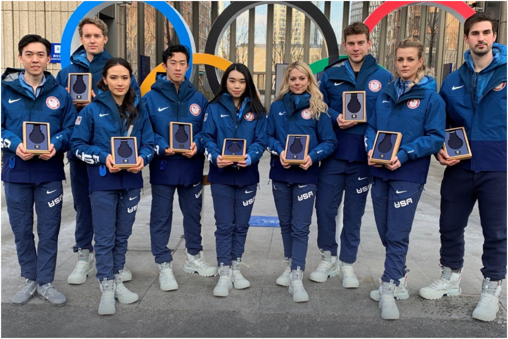 Los patinadores de Estados Unidos posan con la caja vacía de la medalla de Pekín 2022.