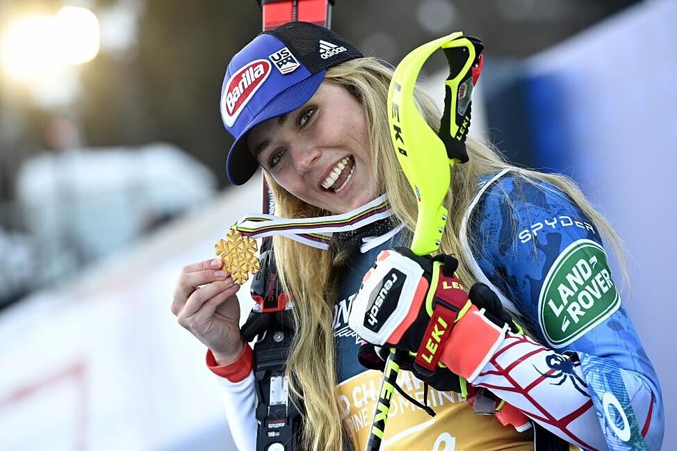 Mikaela Shiffrin con el oro que gano en la Combinada de los Mundiales de Cortina d'Ampezzo en 2021