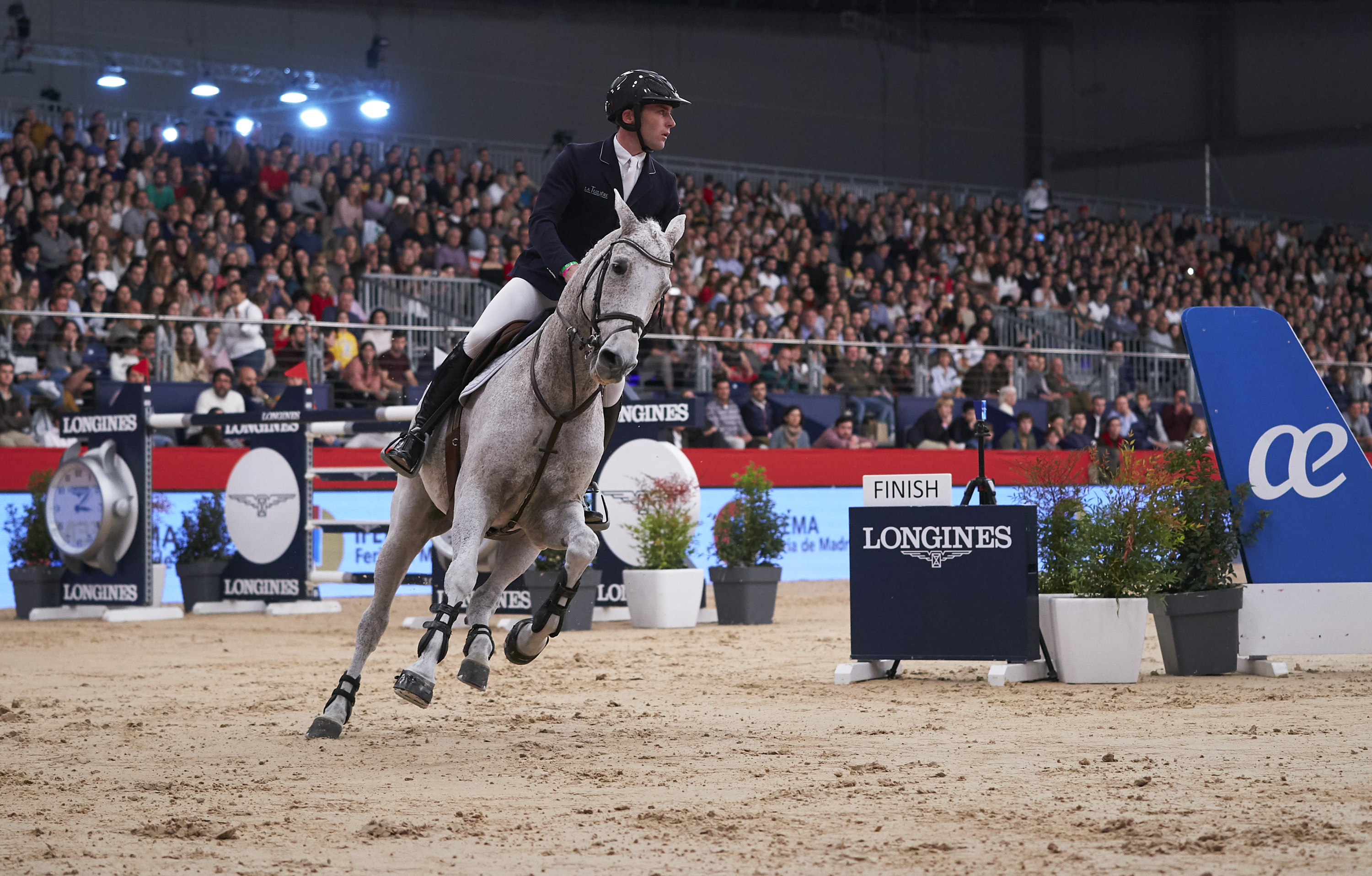 Un jinete ejecuta una de las pruebas durante la Madrid Horse Week en IFEMA