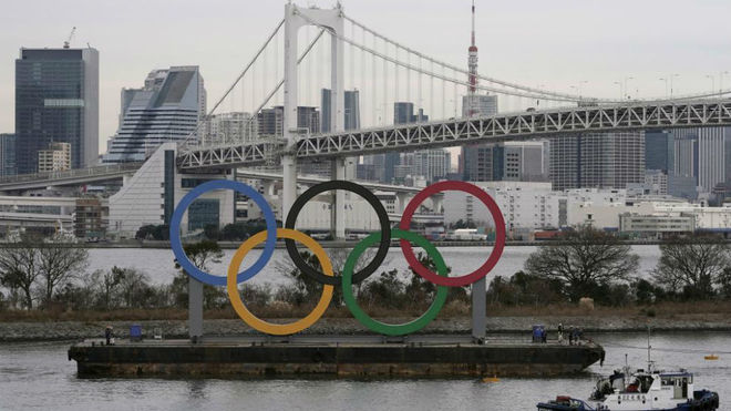 Escultura de acero de los anillos olímpicos que serán iluminados.
