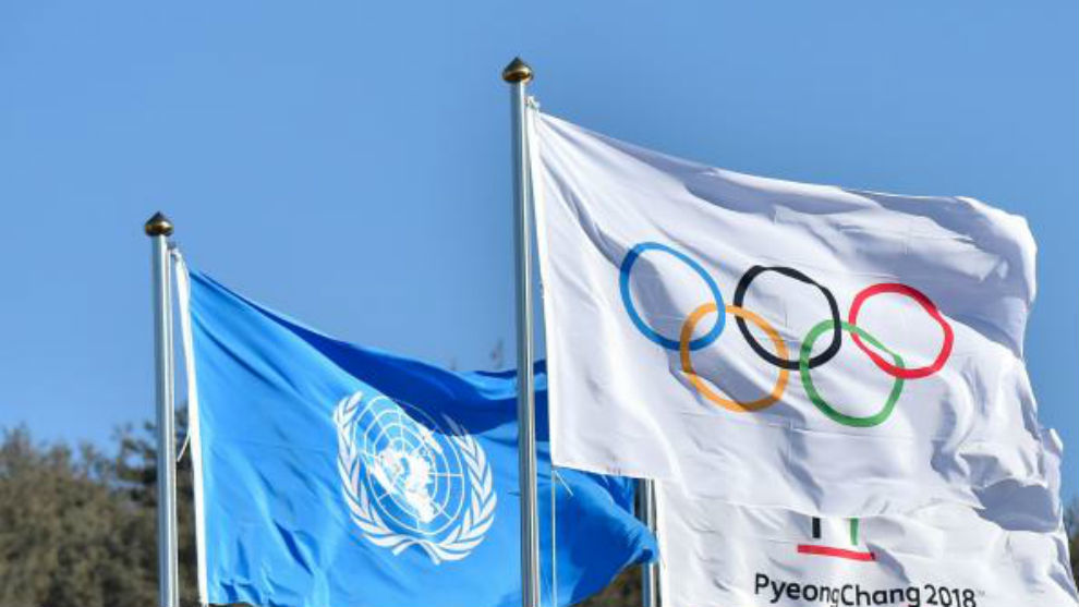 La bandera de la ONU, junto a la bandera olímpica