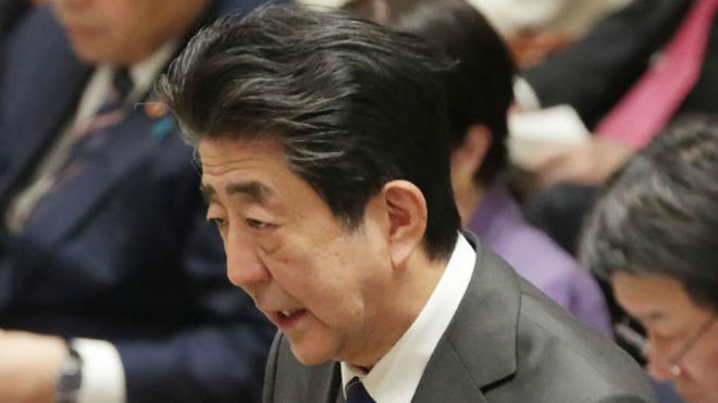 El primer ministro japonés, Abe, durante una reunión.