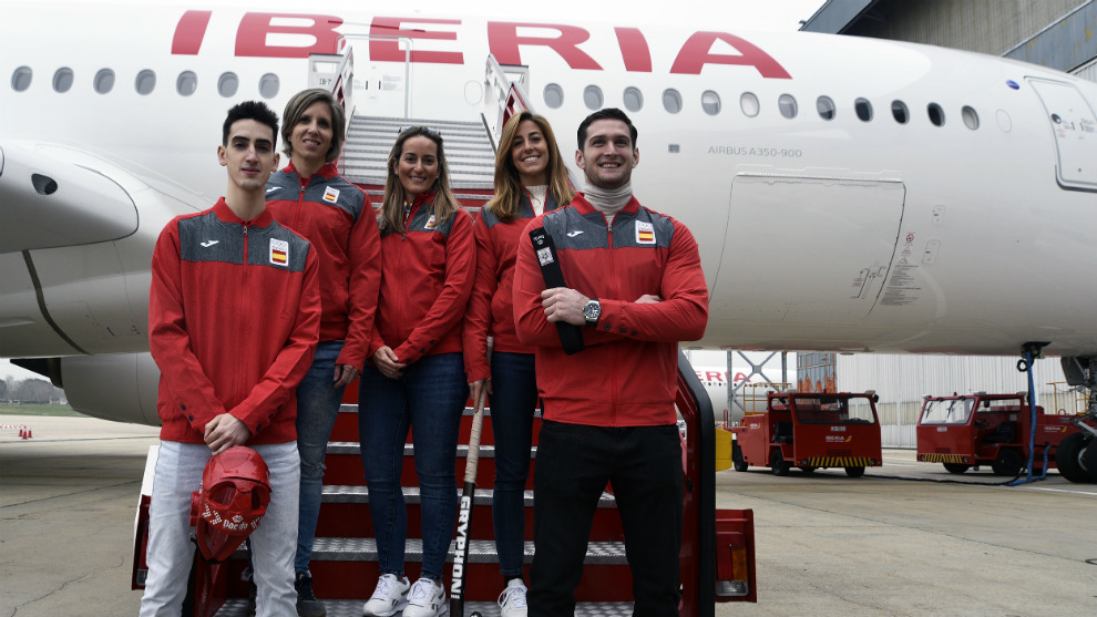 Tortosa, Gálvez, Portela, López y 'Shera', en la escalerilla del avión