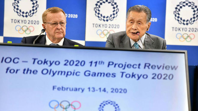 John Coates, presidente comisión coordinadora para los Juegos de Tokio y Yoshiro Mori, presidente de Tokio 2020.