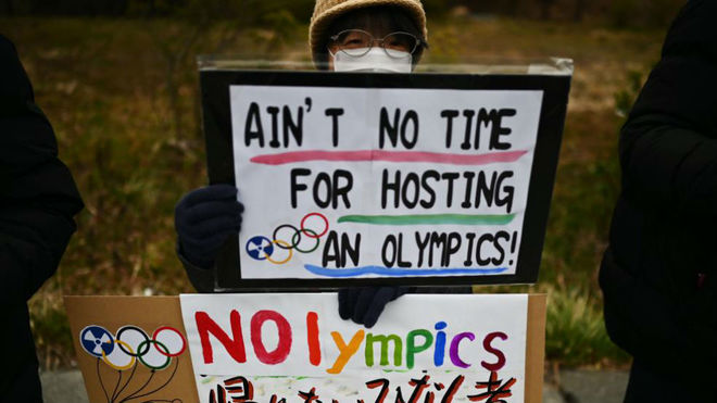 Un manifestante en Japón, en contra de los Juegos.