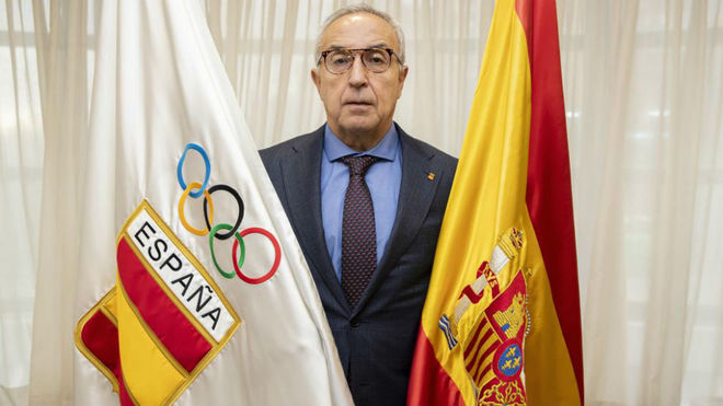Alejandro Blanco posa con la bandera del COE y la de España.
