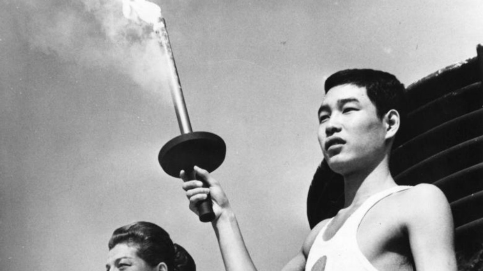 Yoshinori Sakai, con la antorcha de Tokio 64, unos Juegos que se celebraron tras ser cancelados en 1940