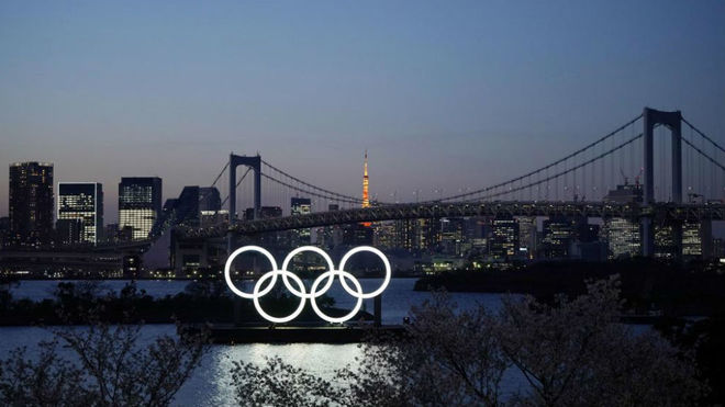 Los aros olímpicos iluminados en la bahía de Tokio.