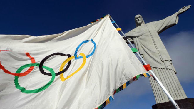 La bandera olímpica junto al Cristo Redentor de Río de Janeiro.