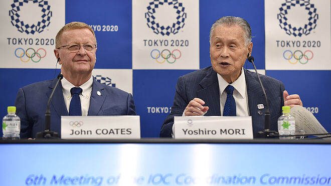 Coates, Vicepresidente del COI, a la izquierda, junto con el presidente del Comité Organizador de Tokio