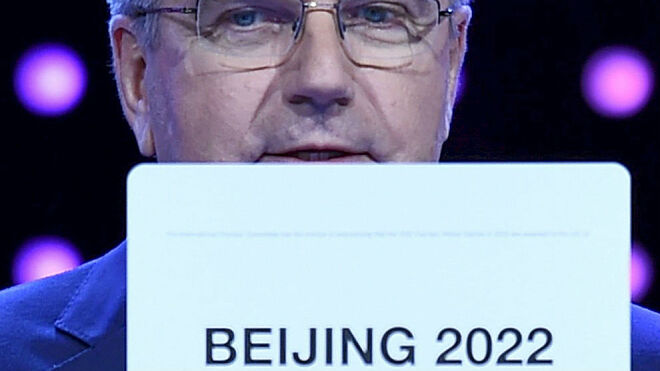 Thomas Bach, con el cartel de Pekín 2022