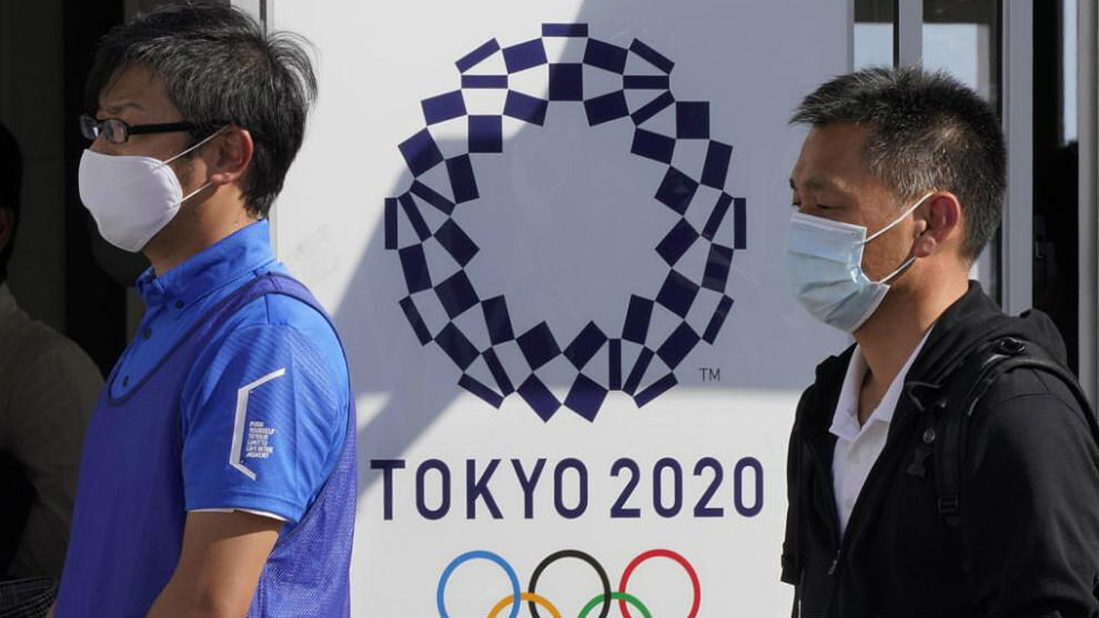Dos personas antes de pasar los controles para entrar a una instalación olímpica.