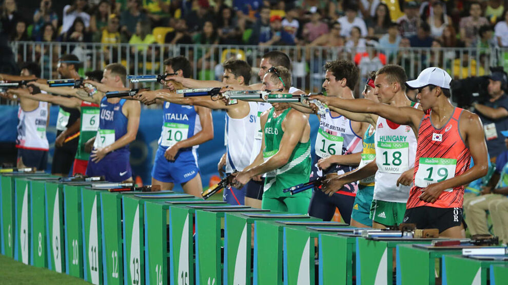 Varios deportistas disparan en la última prueba del pentatlón en Rio2016.