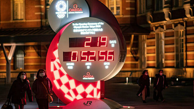 Un reloj en Tokio con la cuenta regresiva hasta la inauguración de los Juegos.