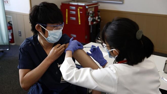 Una enfermera japonesa poniendo la vacuna contra la Covid-19.