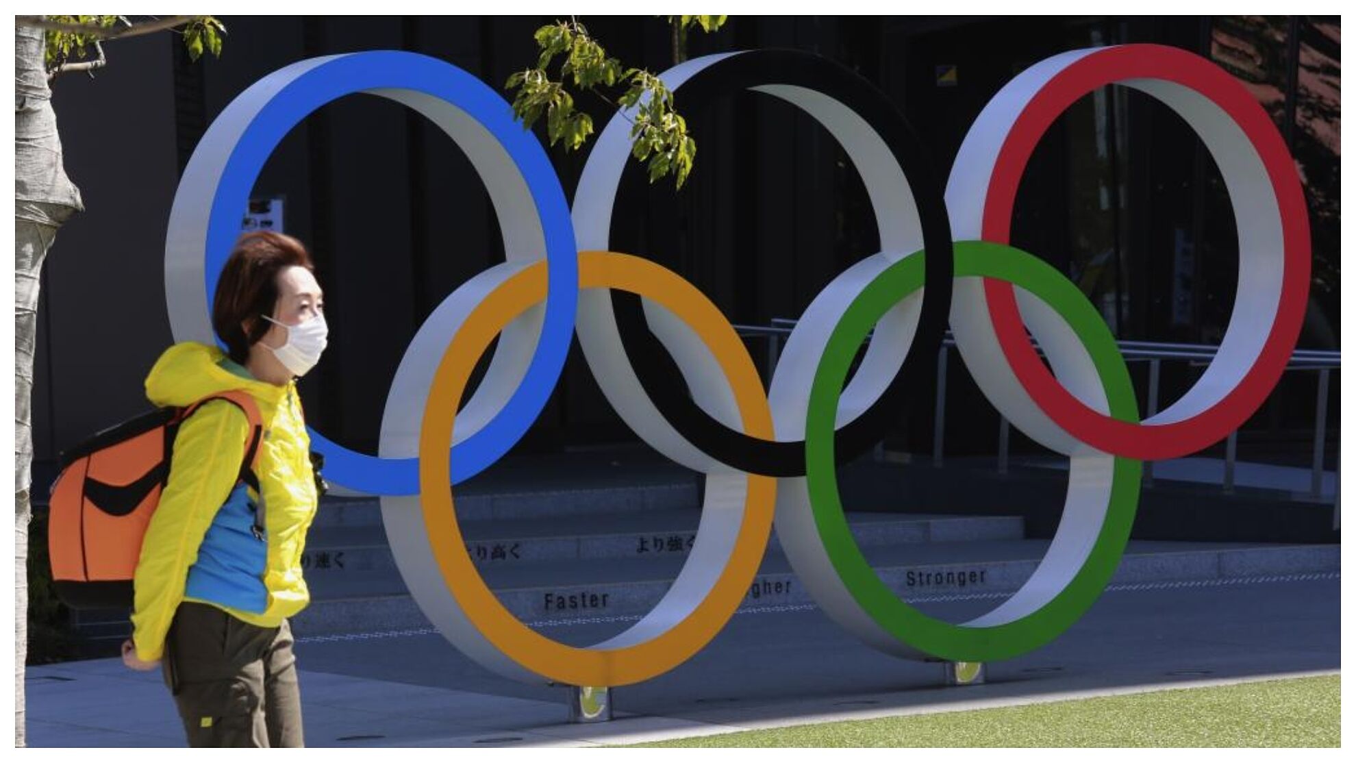 Una mujer pasea por el anillo olímpico de Tokio.