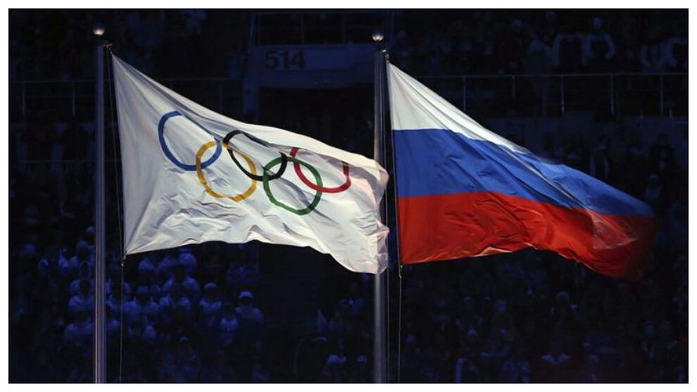La bandera rusa junto a la olímpica en Sochi 2014.