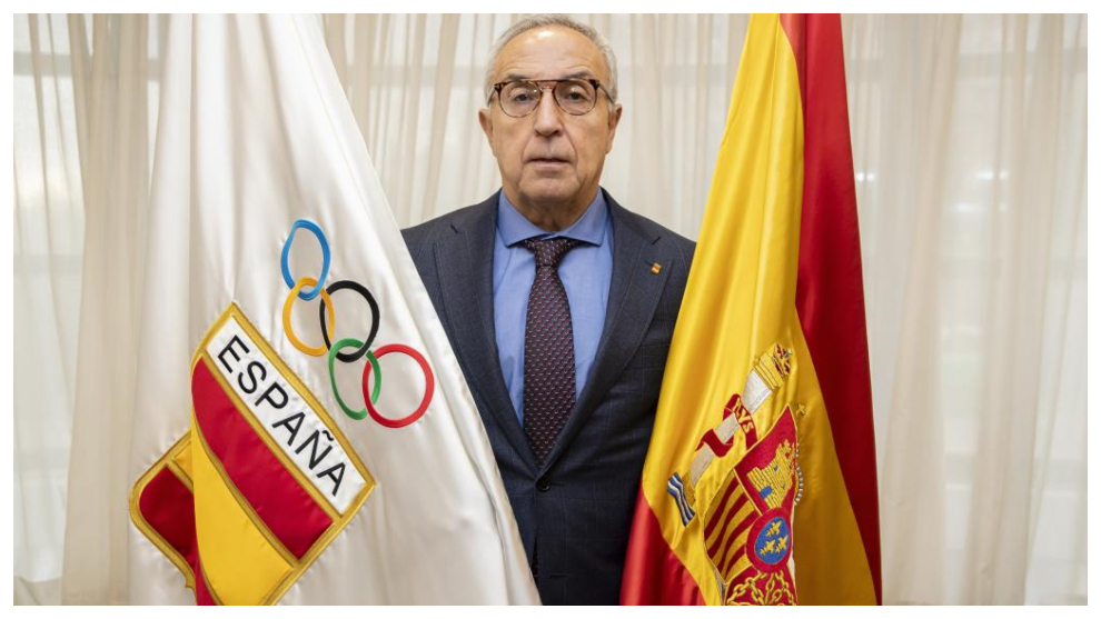 Alejandro Blanco posa con la bandera de España y la del Comité Olímpico Español.