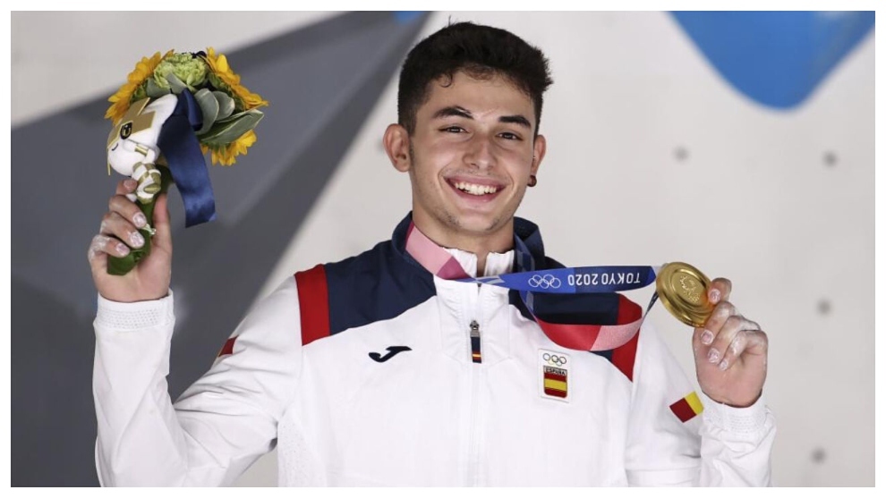 Alberto Ginés (18) tras conseguir el oro en la modalidad de escalada deportiva.